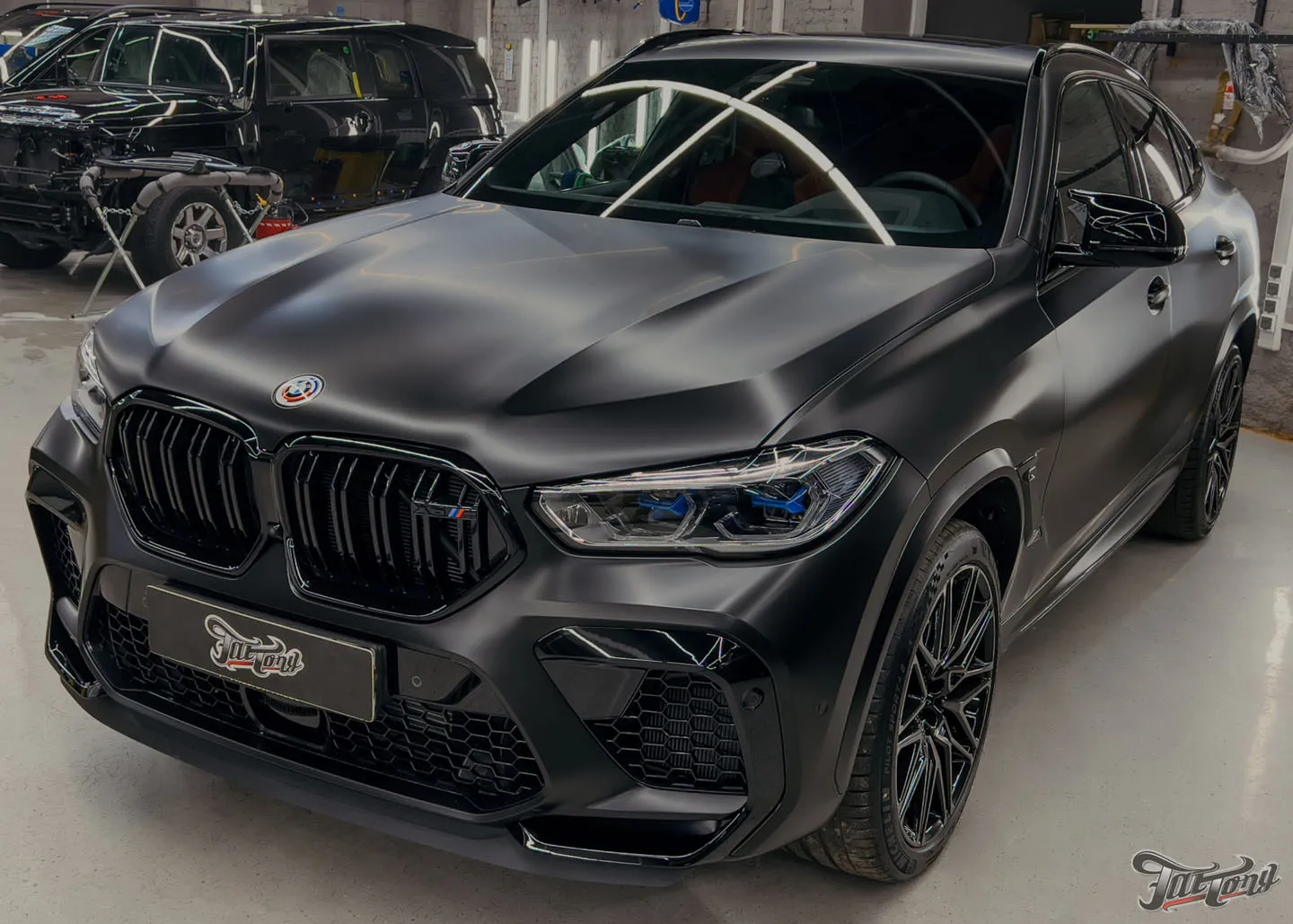 Тотальная смена облика для BMW X6 M: оклейка матовым винилом с проемами и матовым полиуретаном. Почему оклейка авто с проемами — это долго и дорого?